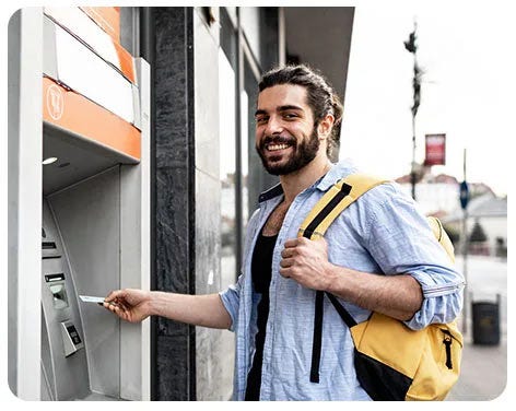 Hombre en cajero automático BancoEstado