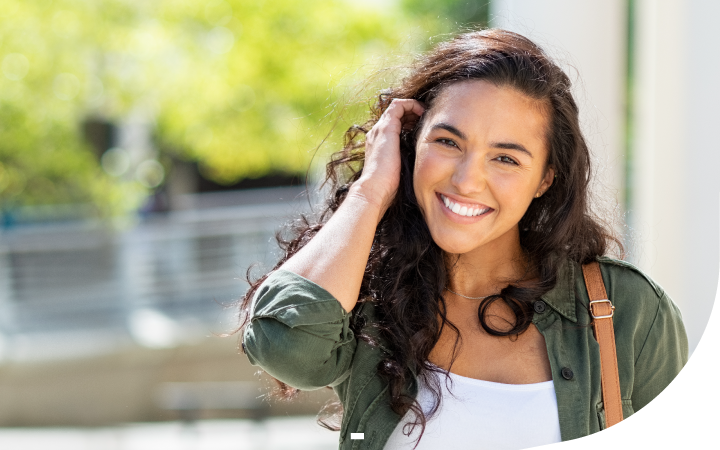 Mujer joven sonriendo