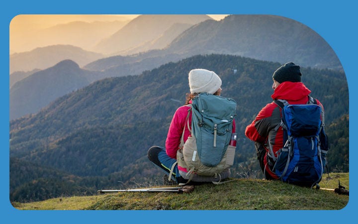Pareja en la cima de montaña