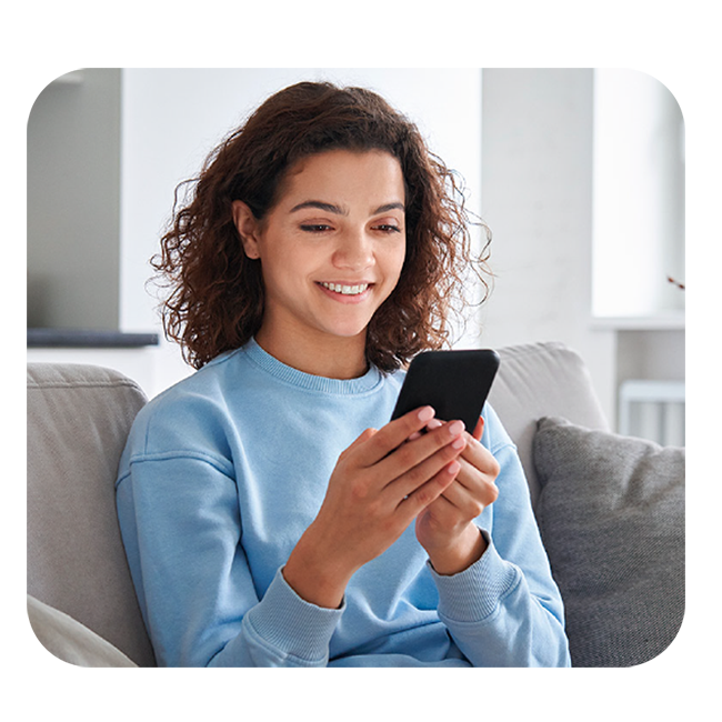 Mujer revisando beneficios de pasaje QR RED Mujer revisando beneficios de pasaje QR RED