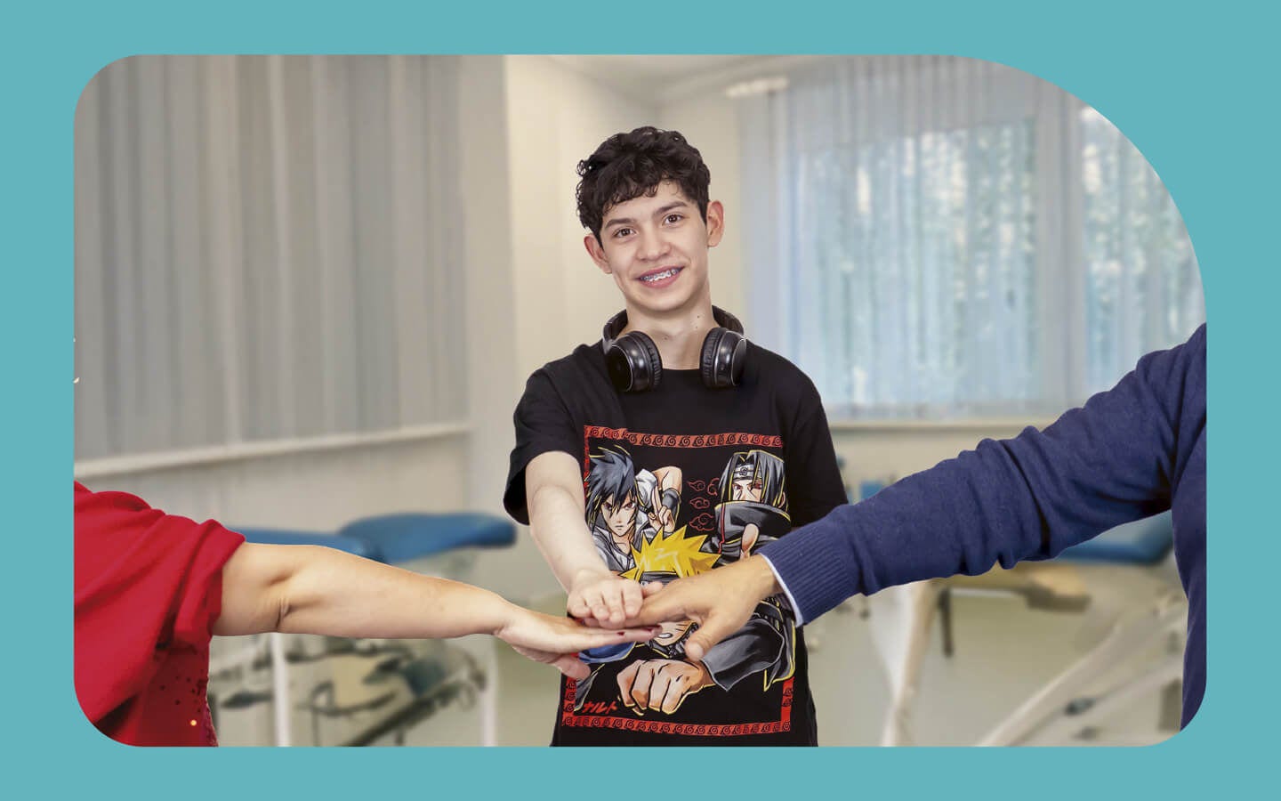 Adolescente en sala de rehabilitación uniendo manos