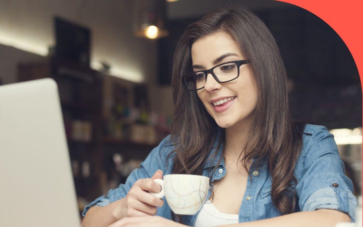 Mujer revisando APV BancoEstado en banca en línea.