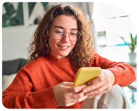 Mujer usando celular
