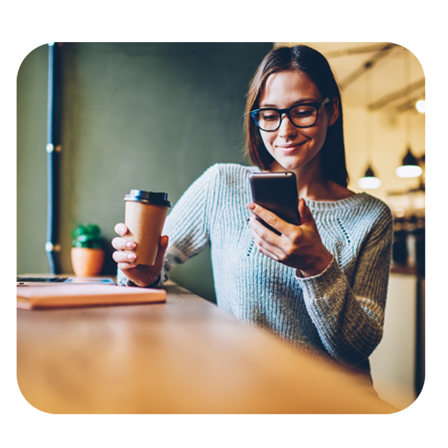 Mujer mirando su celular