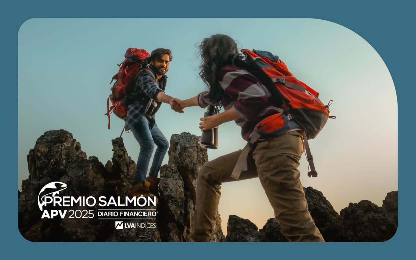 Personas ayudándose trepando la cordillera