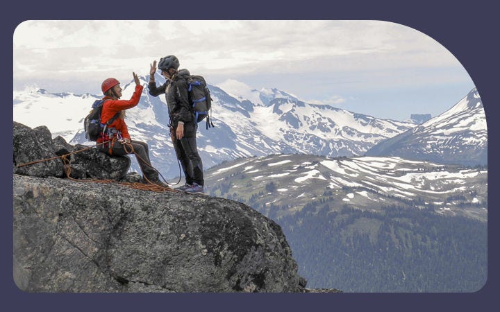 Pareja en la cima de montaña