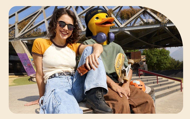 Mujer junto a Pato BancoEstado