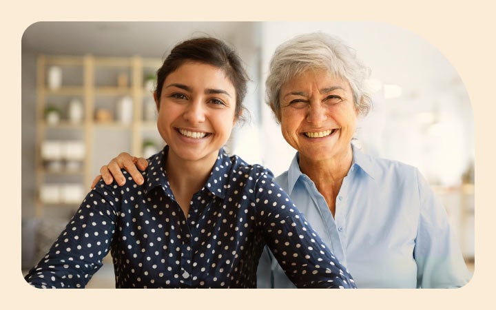 mujer joven y mujer adulta sonriendo