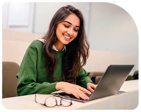 Estudiante usando computador