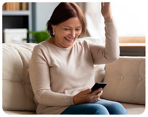 Mujer mirando su celular