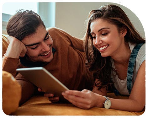 Pareja sonriendo usando tablet