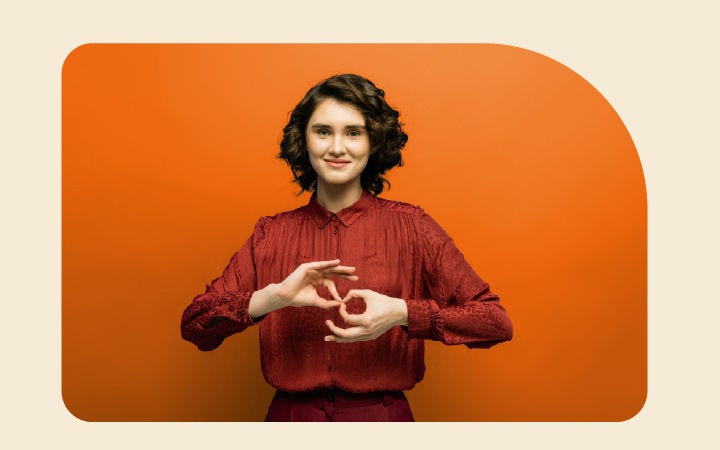 Mujer joven sonriente haciendo gesto de lenguaje de señas