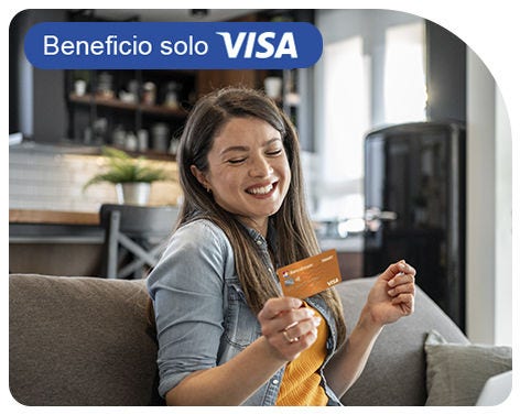 Mujer en su computador comprando con Tarjeta de Crédito BancoEstado