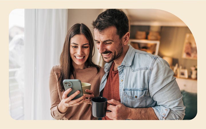 Pareja mirando celular