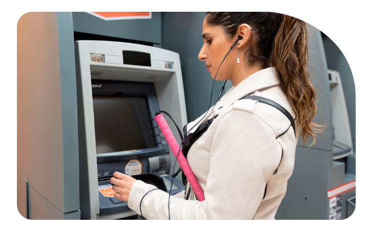 Mujer con discapacidad visual utilizando cajero automático audible BancoEstado Mujer con discapacidad visual utilizando cajero automático audible BancoEstado