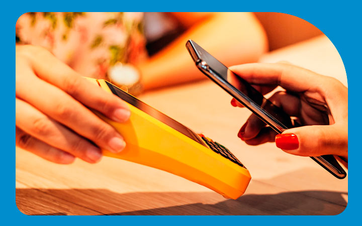 Mano pagando con celular en un POS Mano pagando con celular en un POS