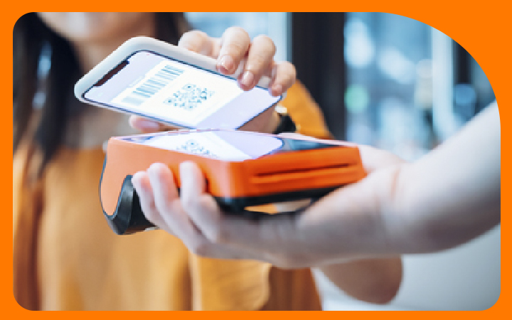 Mano pagando con celular en un POS Mano pagando con celular en un POS