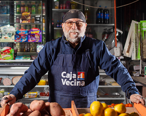 Cajavecinero posando en su local