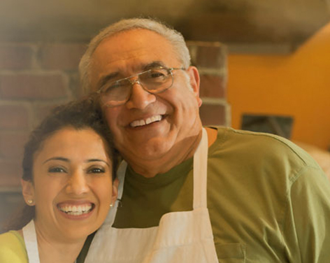 Padre e hija sonriendo