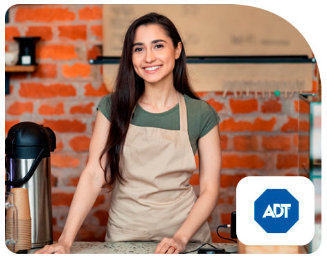 Mujer trabajando en su local