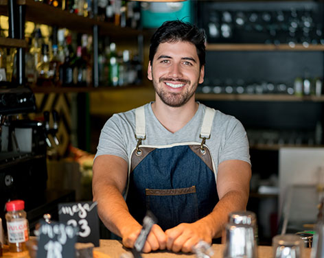 Hombre trabajador sonriendo