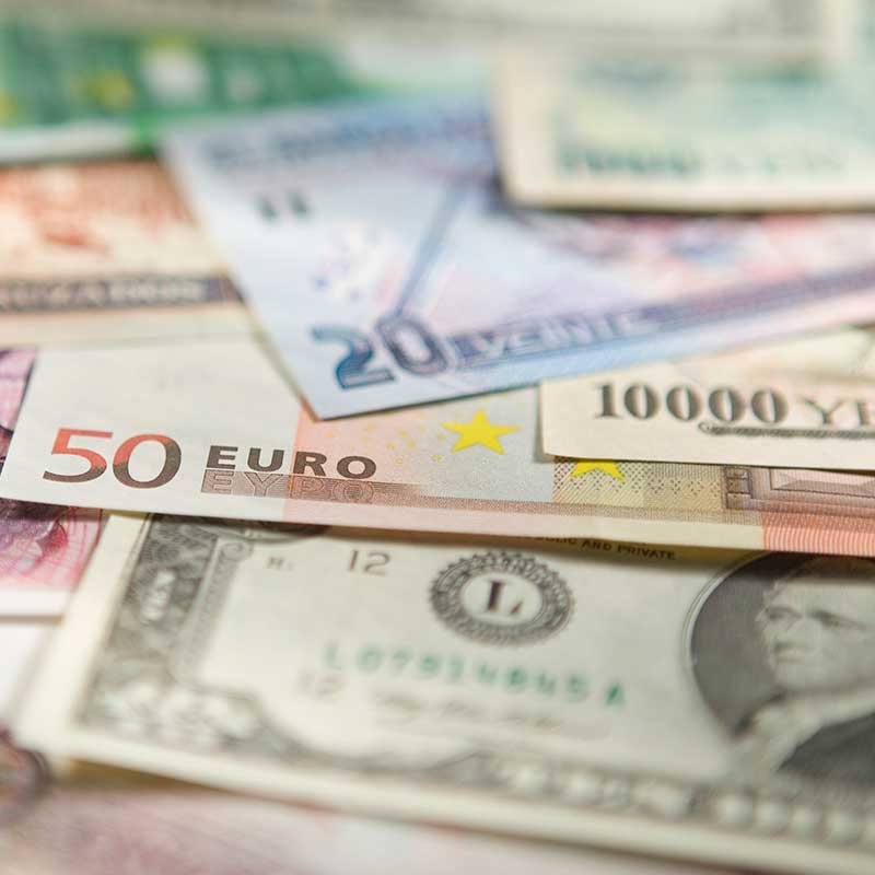 Diferentes billetes extranjeros 