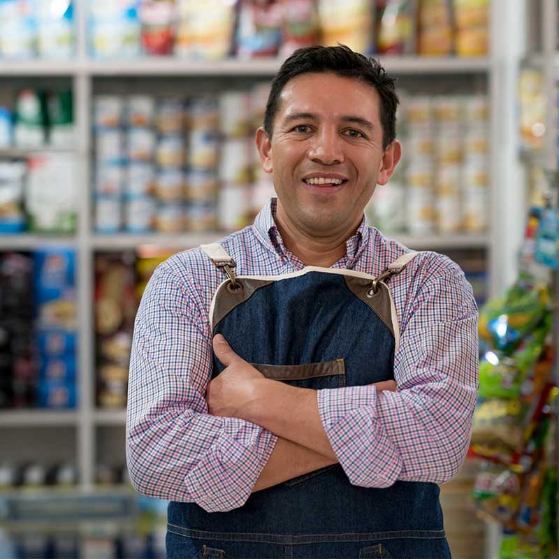 Tarjeta Visa SMART Operador CajaVecina sonriendo en su almacén