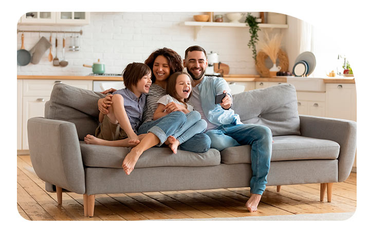 Familia feliz sonriendo