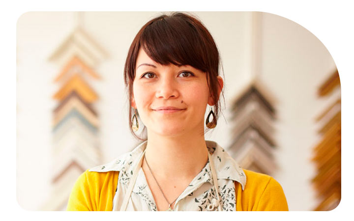 Mujer sonriendo en una tienda de decoración