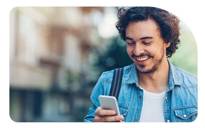 Hombre mirando su celular