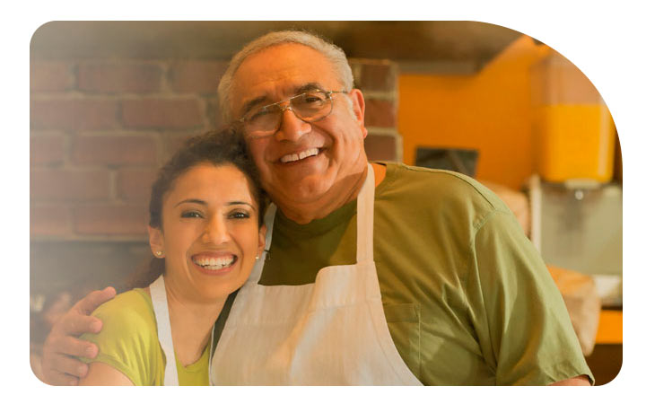 Padre e hija sonriendo