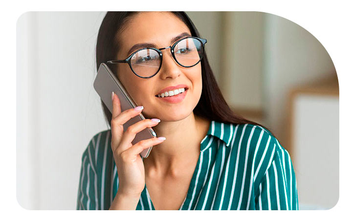 Mujer con celular en mano