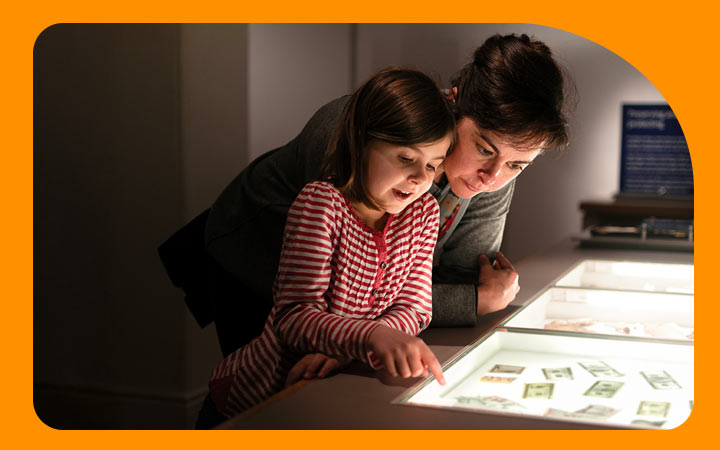 Madre e hija visitando Museo del Ahorro BancoEstado
