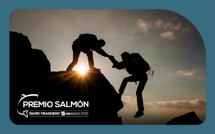 Personas subiendo un cerro