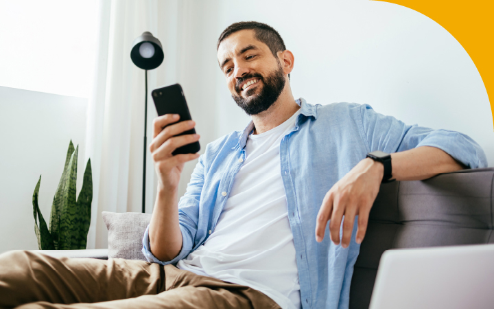 Hombre mirando computador