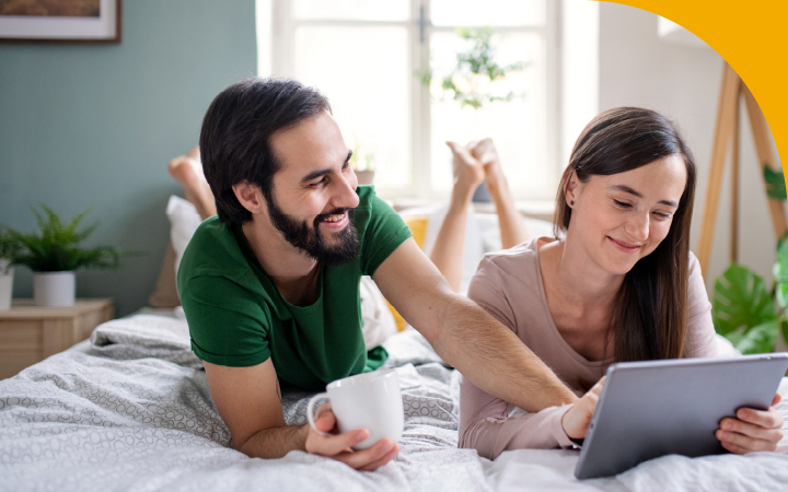 Pareja de jóvenes mirando un computador
