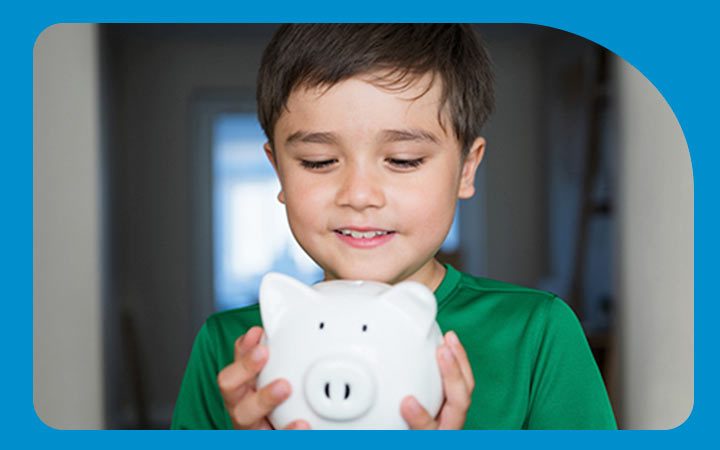 Madre enseñando a su hijo a ahorrar con una cuenta de ahorro para niños en BancoEstado