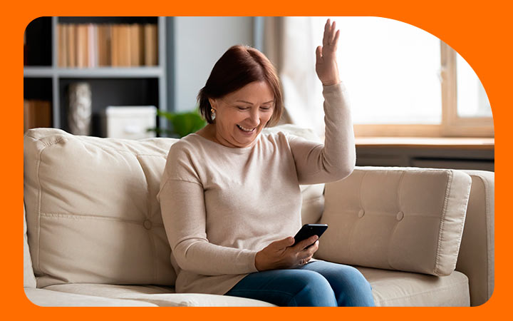 Mujer revisando su celular