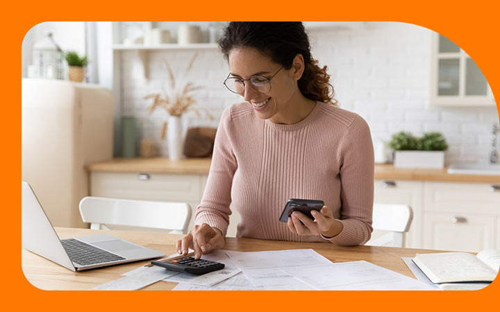 Mujer haciendo cálculos 