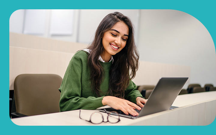 Mujer mirando su computador