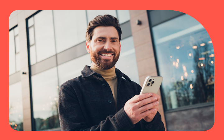 Hombre caminando con su celular