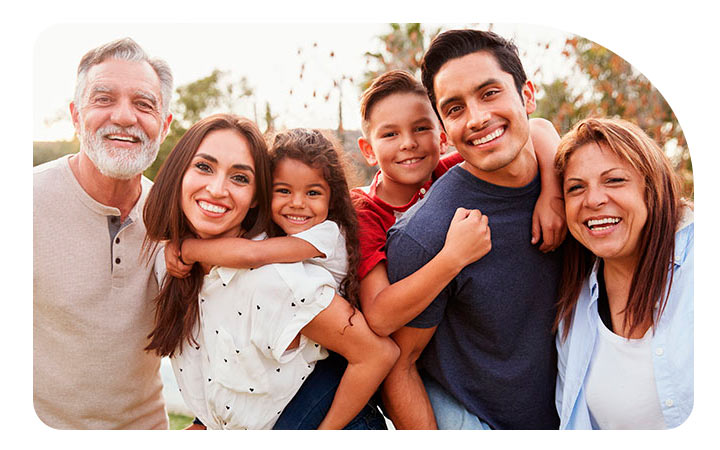 Familia feliz sonriendo