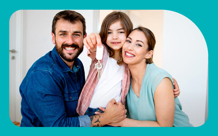 Familia feliz posando para la cámara