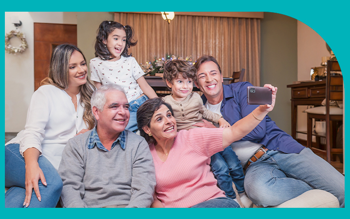 Familia reunida posando para una fotografía