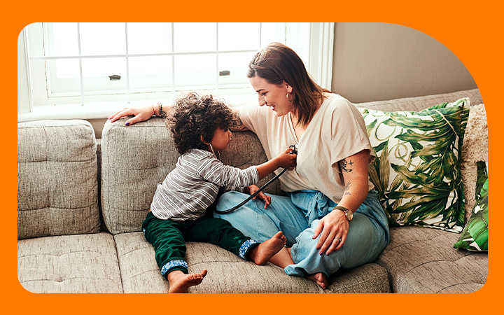 mamá jugando con su hijo pequeño