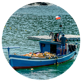 Hombre en lancha en medio del mar