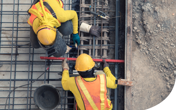 Dos Hombres trabajadores en medio de una obra