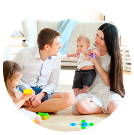 Familia compartiendo juegos en living de casa