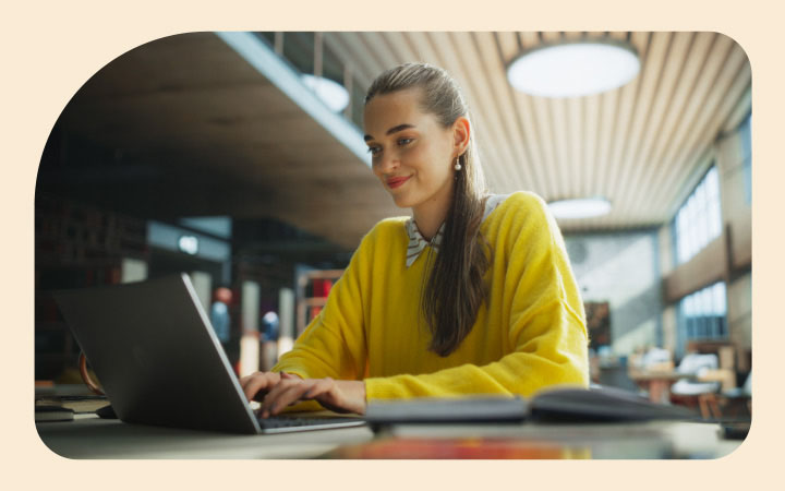 Mujer revisando su notebook