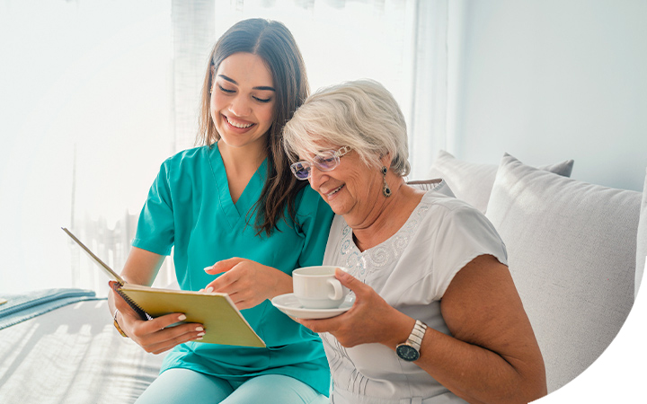 Enfermera y paciente revisando carpeta